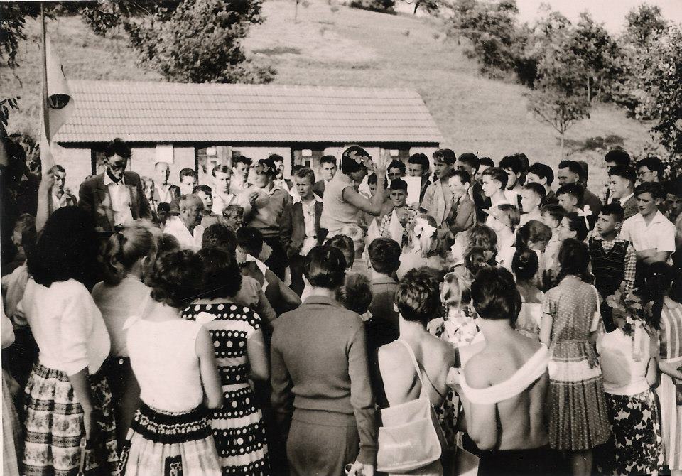 altes Gruppenfoto mit sehr vielen Personen in schwarz-weiß