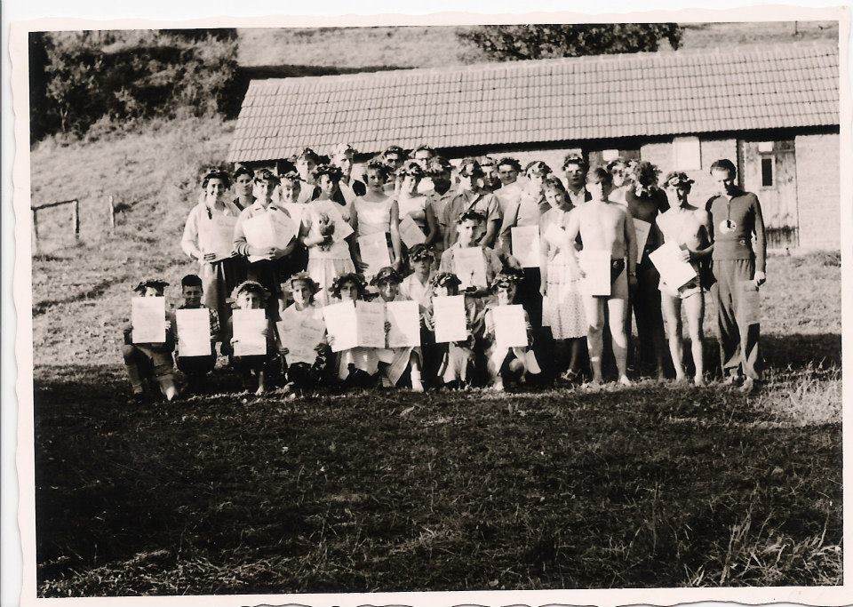 altes Gruppenfoto mit sehr vielen Personen in schwarz-weiß