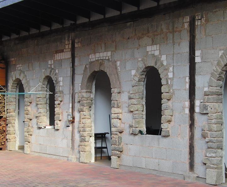 altes Mauerwerk mit Türen und Fenstern