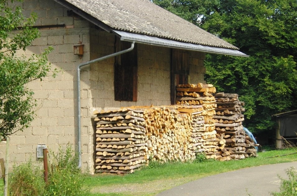 alte Scheune mit Holz am Ortsrand
