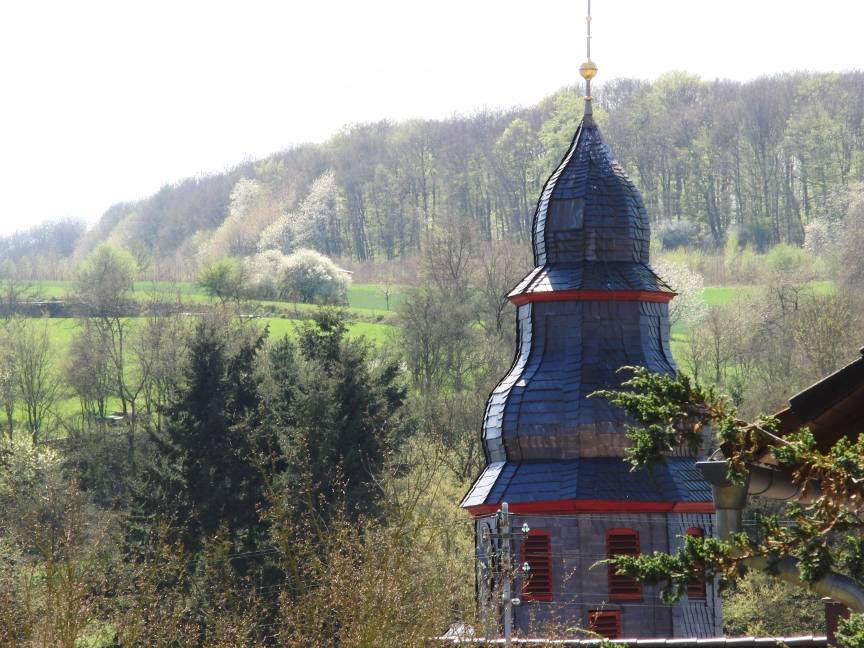Turmspitze der Kirche im Ort