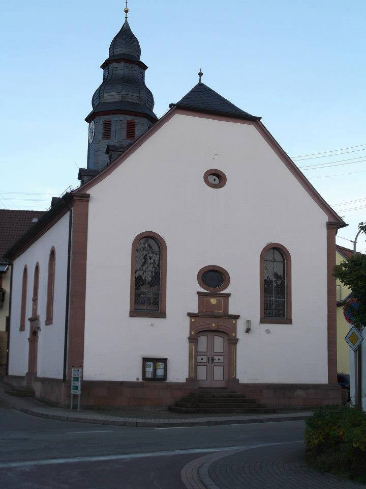 Kirche in der Ortsmitte