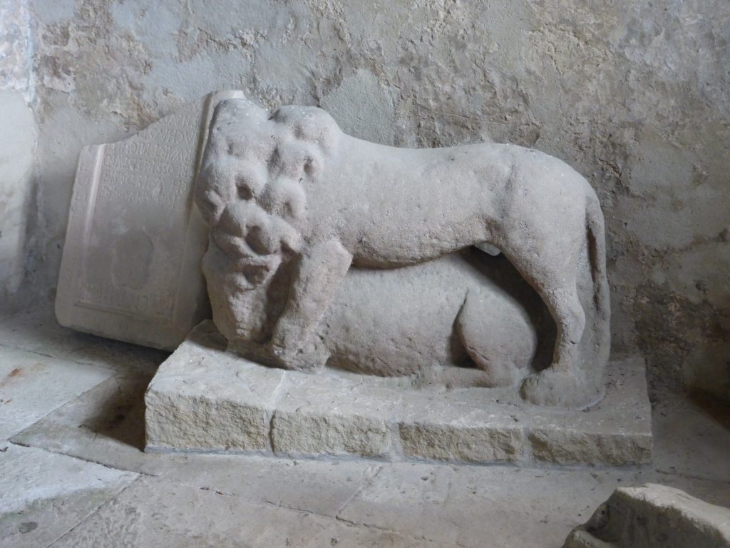 alte Skulptur wo ein Löwe einen Esel erlegt