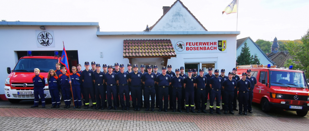 Gruppenfoto der Feuerwehr Bosenbach vor dem Feuerwehrhaus